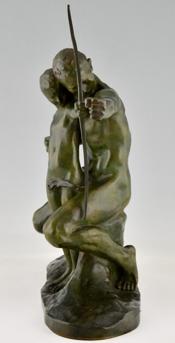 Bronze Skulptur im Art Deco-Stil Bogenschütze lehrt einen Jungen den Umgang mit dem Bogen
