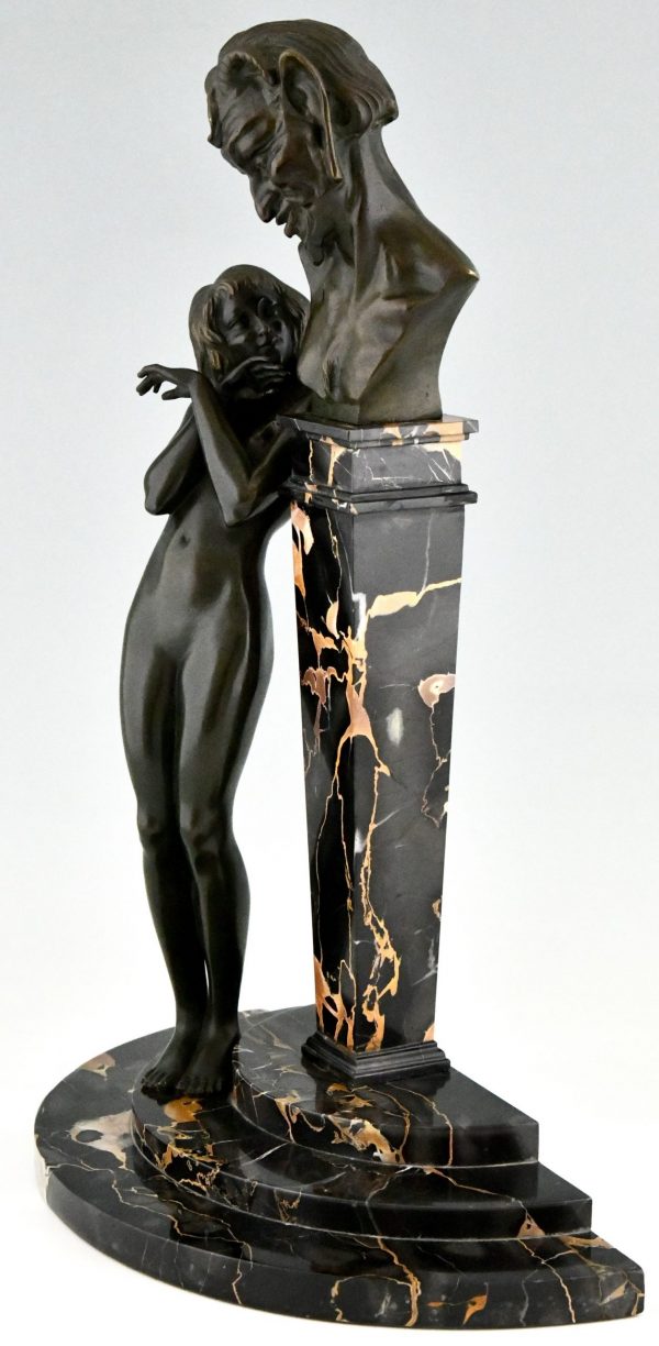 Sculpture Art Déco en bronze nu au satyre.