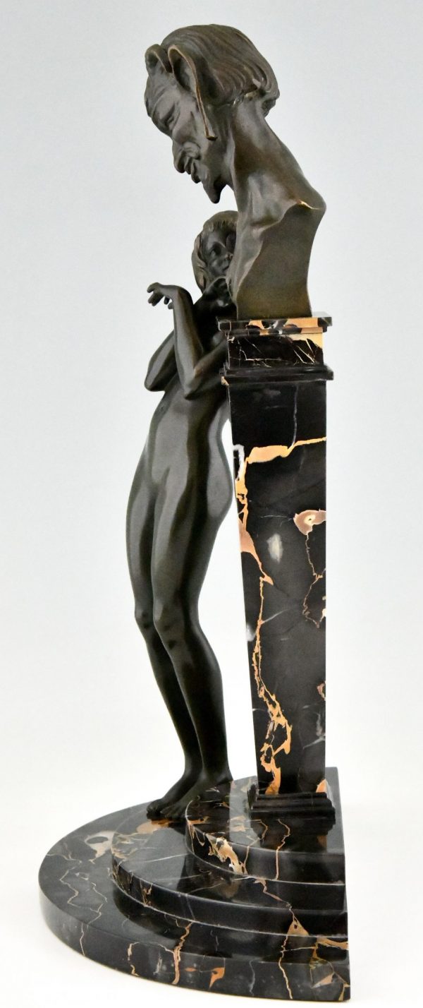 Sculpture Art Déco en bronze nu au satyre.