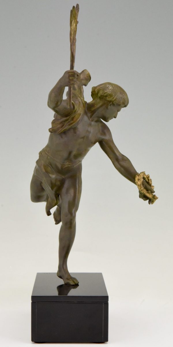 Victoire, sculpture d’un homme avec une couronne de laurier