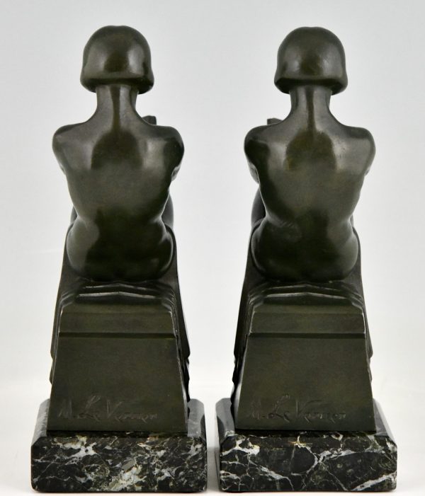 Art Deco bookends with reading nudes Delassement