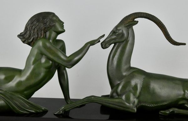 Art Deco sculptuur naakte vrouw met gazelle, Seduction.