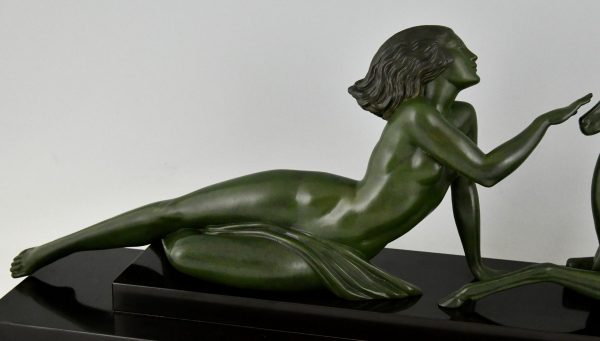 Art Deco Skulptur Frauenakt mit Gazelle, Seduction.