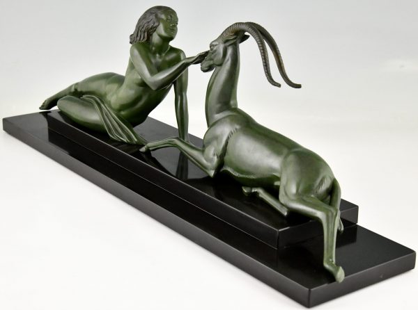 Art Deco sculptuur naakte vrouw met gazelle, Seduction.