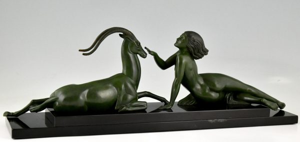 Art Deco Skulptur Frauenakt mit Gazelle, Seduction.