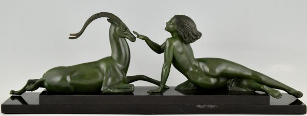 Art Deco sculptuur naakte vrouw met gazelle, Seduction.