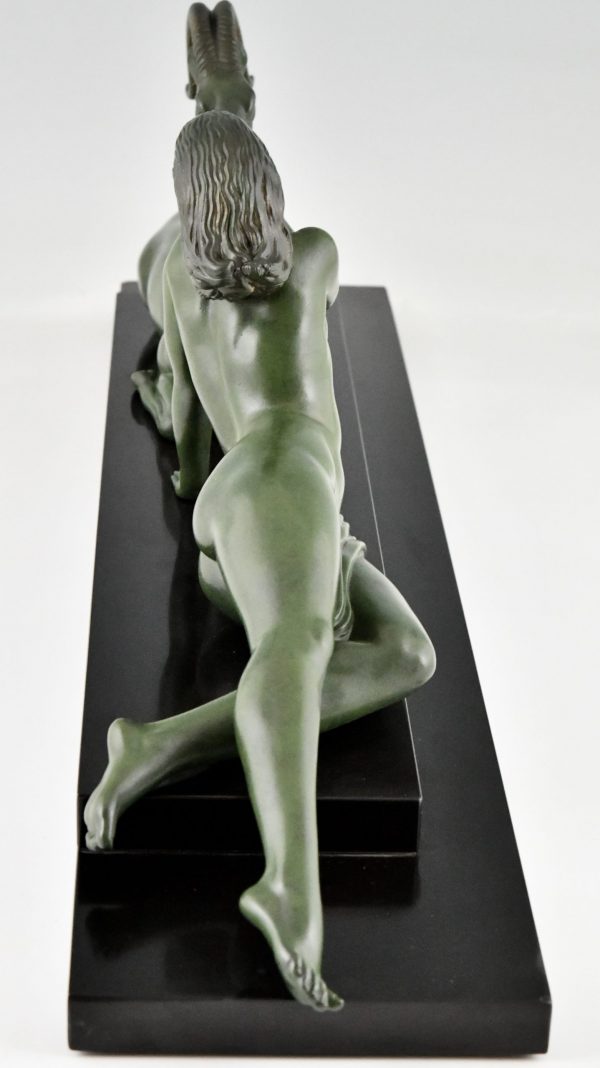 Art Deco sculptuur naakte vrouw met gazelle, Seduction.