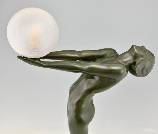 Art Deco lamp naakte vrouw met bal Clarté 1928 origineel, H. 84 cm / 33 inch.