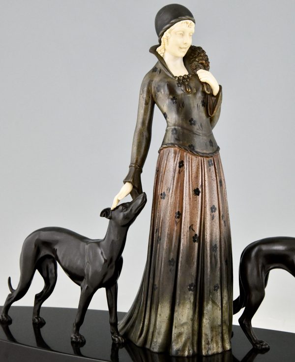 Art Deco Skulptur Frau mit Windhunden