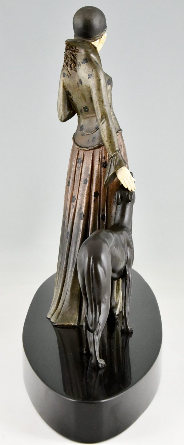 Art Deco sculptuur dame met windhonden