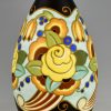 Art Deco Keramikvasen mit Blumen.