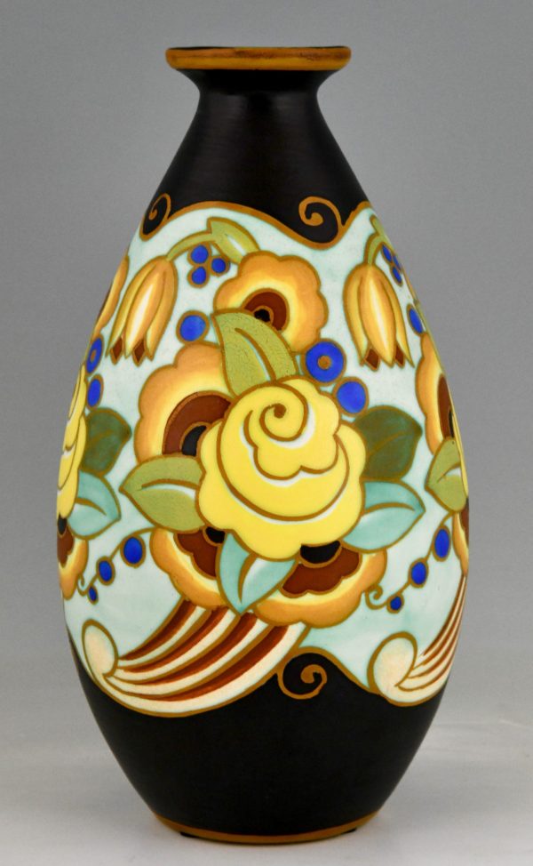 Art Deco Keramikvasen mit Blumen.