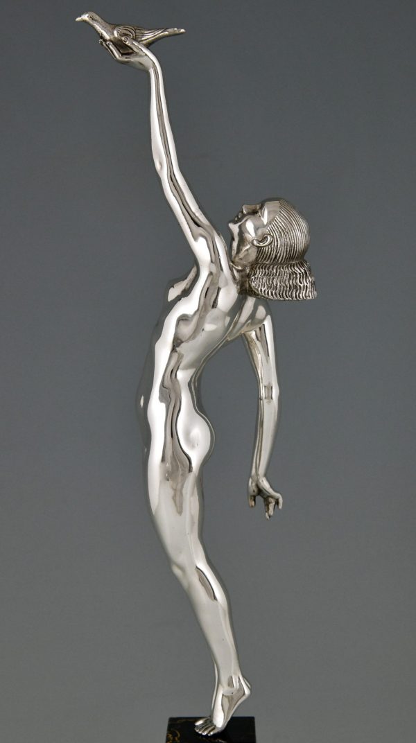 Sculpture en bronze Art deco femme nue au pigeon, message d’amour