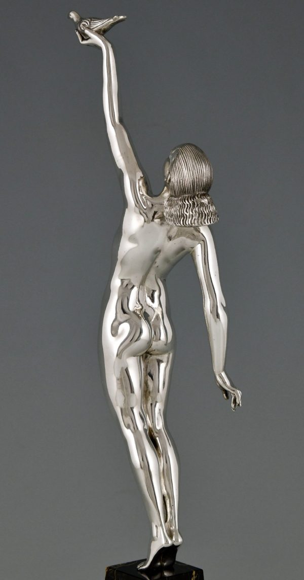 Sculpture en bronze Art deco femme nue au pigeon, message d’amour