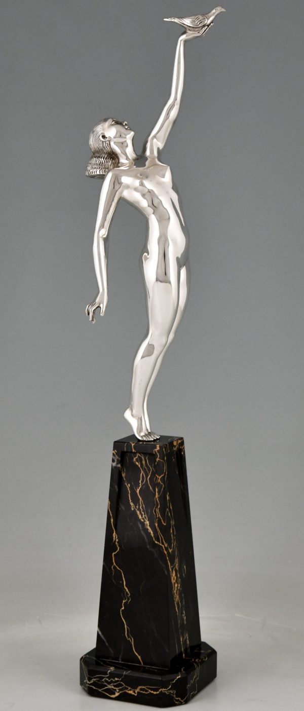 Sculpture en bronze Art deco femme nue au pigeon, message d’amour