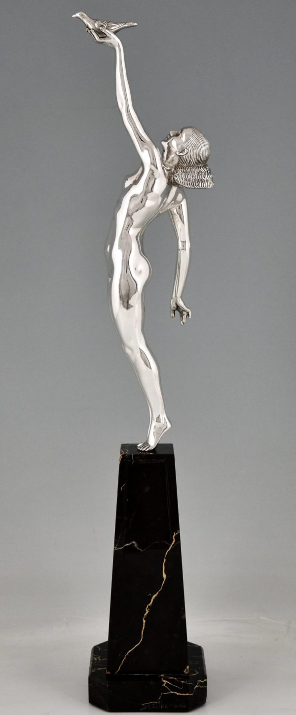 Sculpture en bronze Art deco femme nue au pigeon, message d’amour