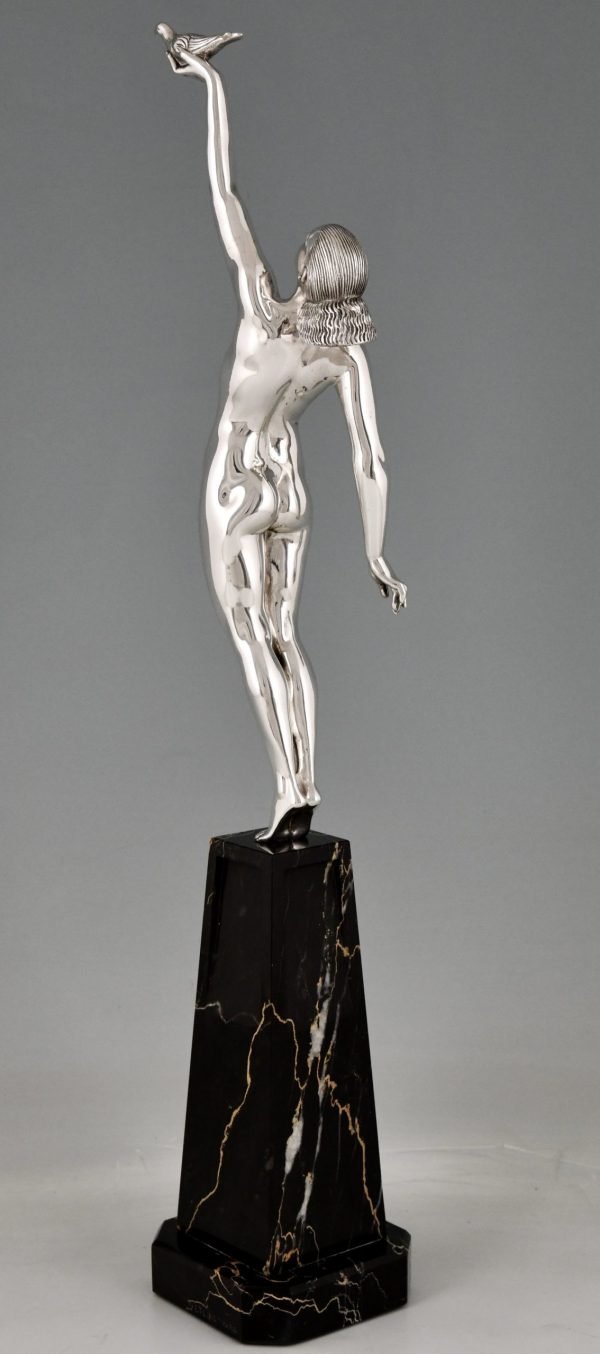 Sculpture en bronze Art deco femme nue au pigeon, message d’amour