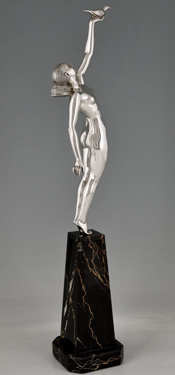 Sculpture en bronze Art deco femme nue au pigeon, message d’amour