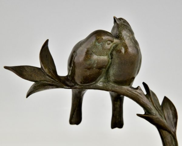 Art Deco sculptuur twee vogels op een tak.