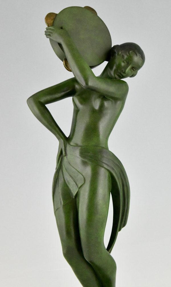 Art Deco sculptuur danseres met tamboerijn, Farandole