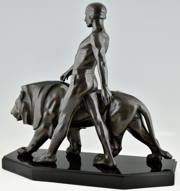 Sculpture Art Déco d’un nu masculin marchant avec un lion, Belluaire.
