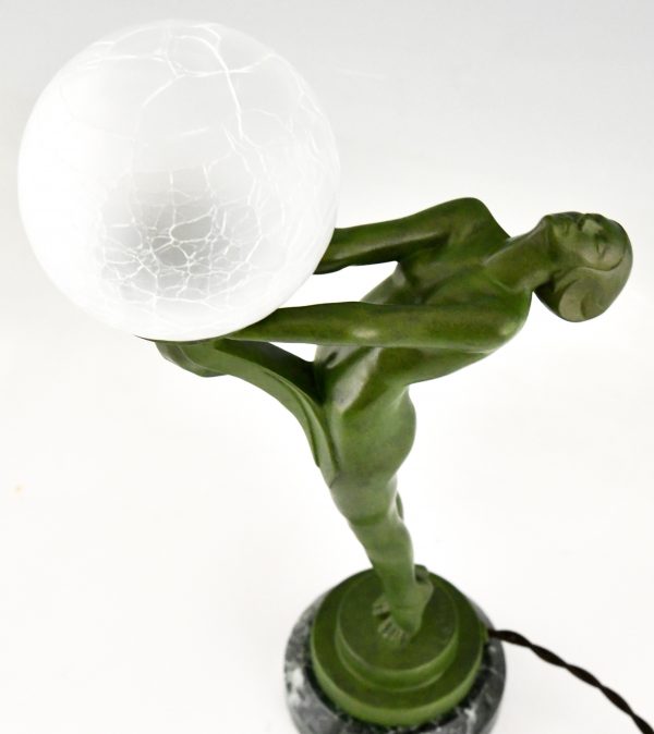 Lampe Art Déco nue tenant une boule