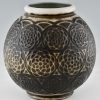Vase sphérique Art Déco en céramique à motifs stylisés.
