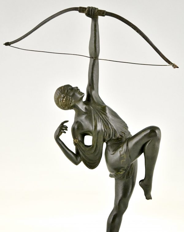 Art Deco Bronzeskulptur Frau mit Bogen Diana.