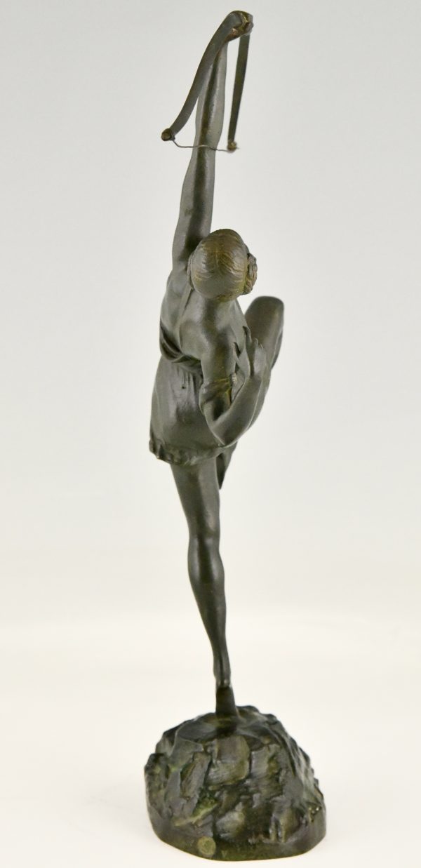 Sculpture en bronze Art Deco femme à l’arc Diane.