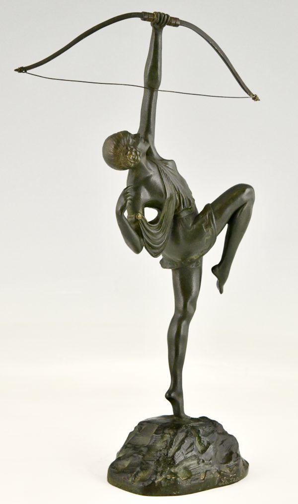 Sculpture en bronze Art Deco femme à l’arc Diane.