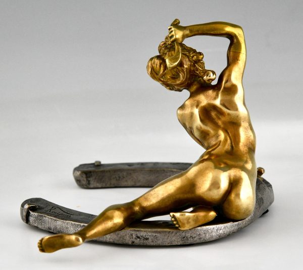 Jugendstil Bronzeskulptur nackt auf einem Hufeisen