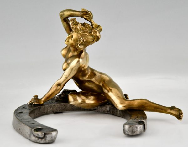 Sculpture en bronze Art Nouveau nu sur un fer à cheval