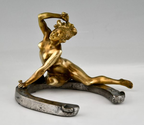 Sculpture en bronze Art Nouveau nu sur un fer à cheval