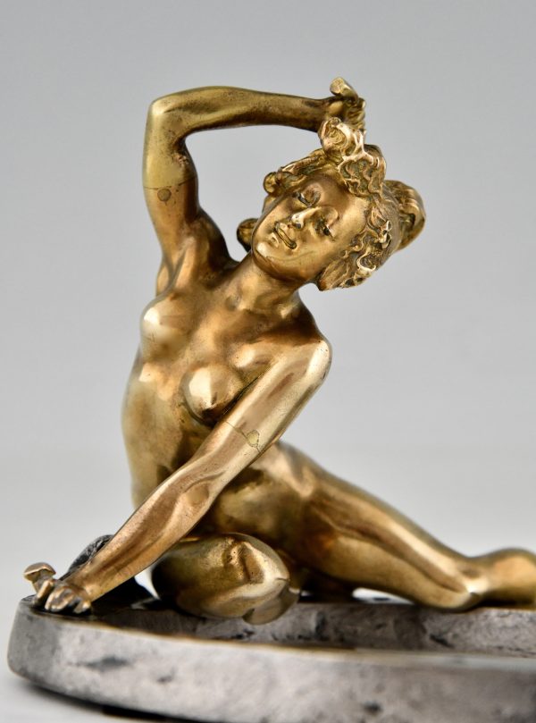 Jugendstil Bronzeskulptur nackt auf einem Hufeisen
