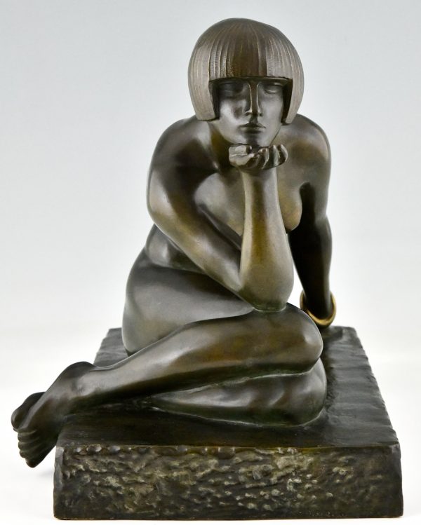 Enigme Sculpture Art Deco en bronze nu assis