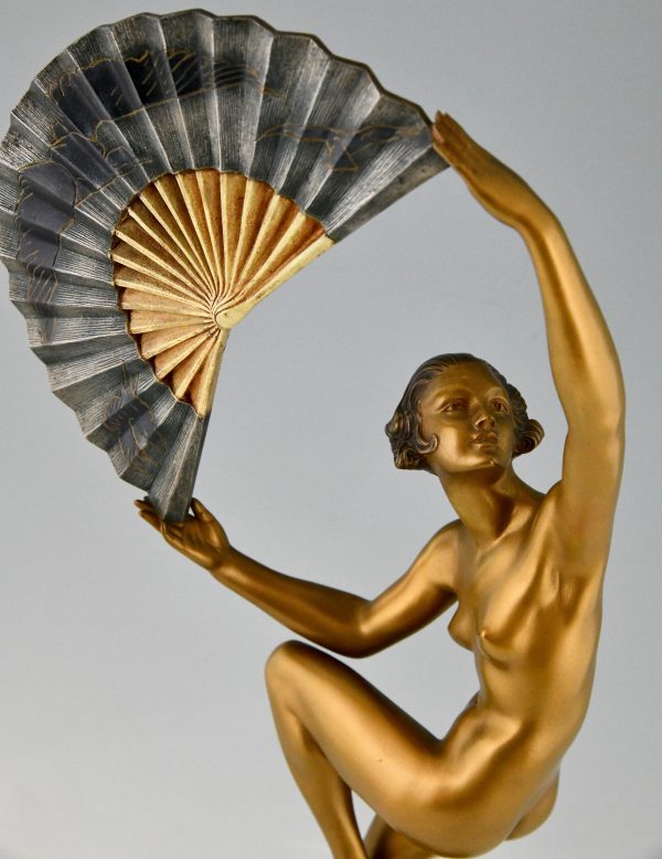 Art Deco Sculpture en bronze danseuse nue à l’éventail 