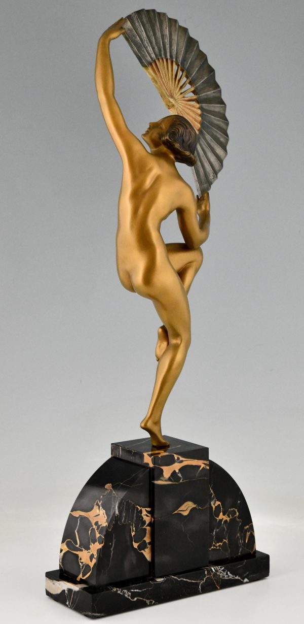 Art Deco bronzen sculptuur dansend naakt met waaier. 