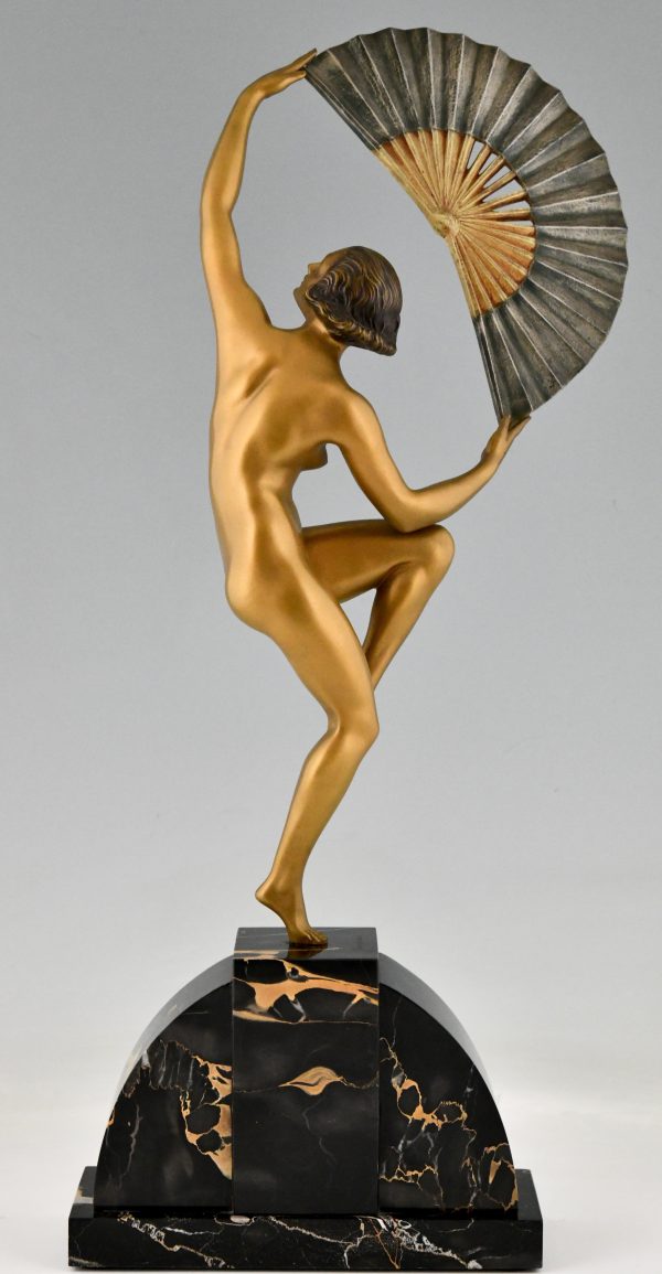 Art Deco bronzen sculptuur dansend naakt met waaier. 