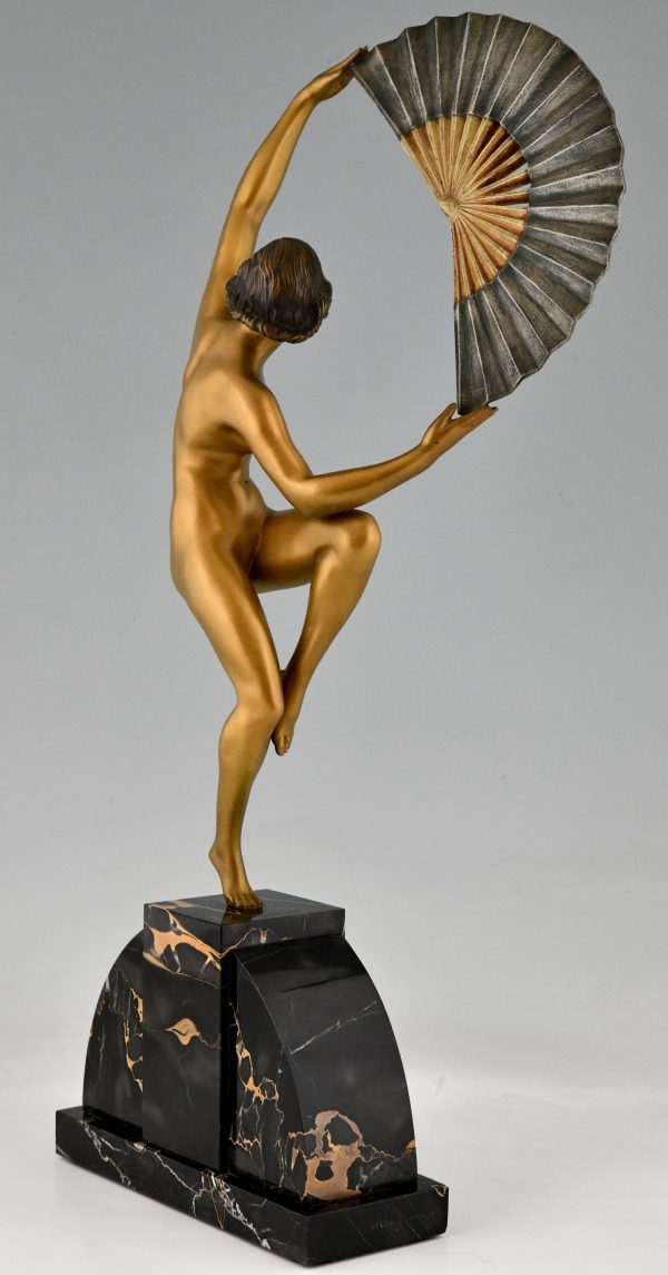 Art Deco Sculpture en bronze danseuse nue à l’éventail 