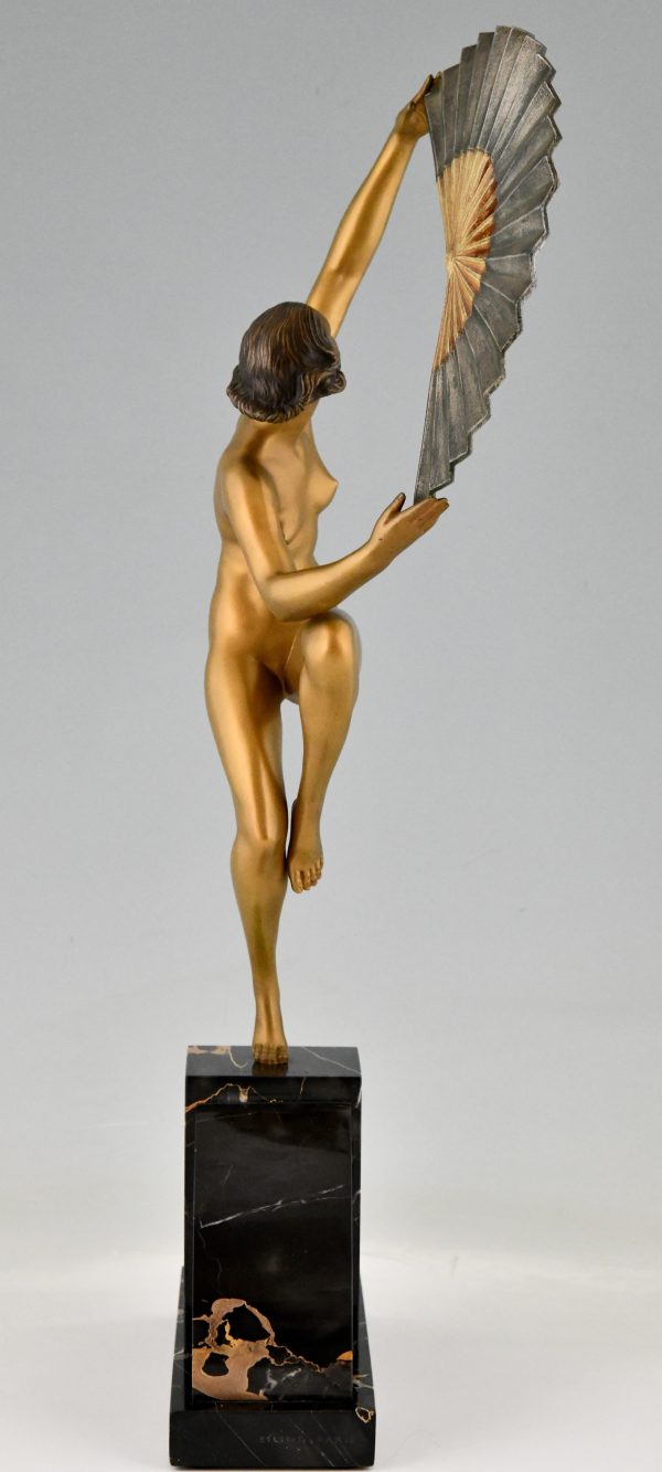 Art Deco bronzen sculptuur dansend naakt met waaier. 