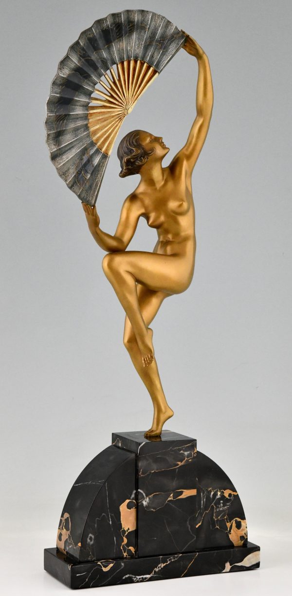 Art Deco Sculpture en bronze danseuse nue à l’éventail 