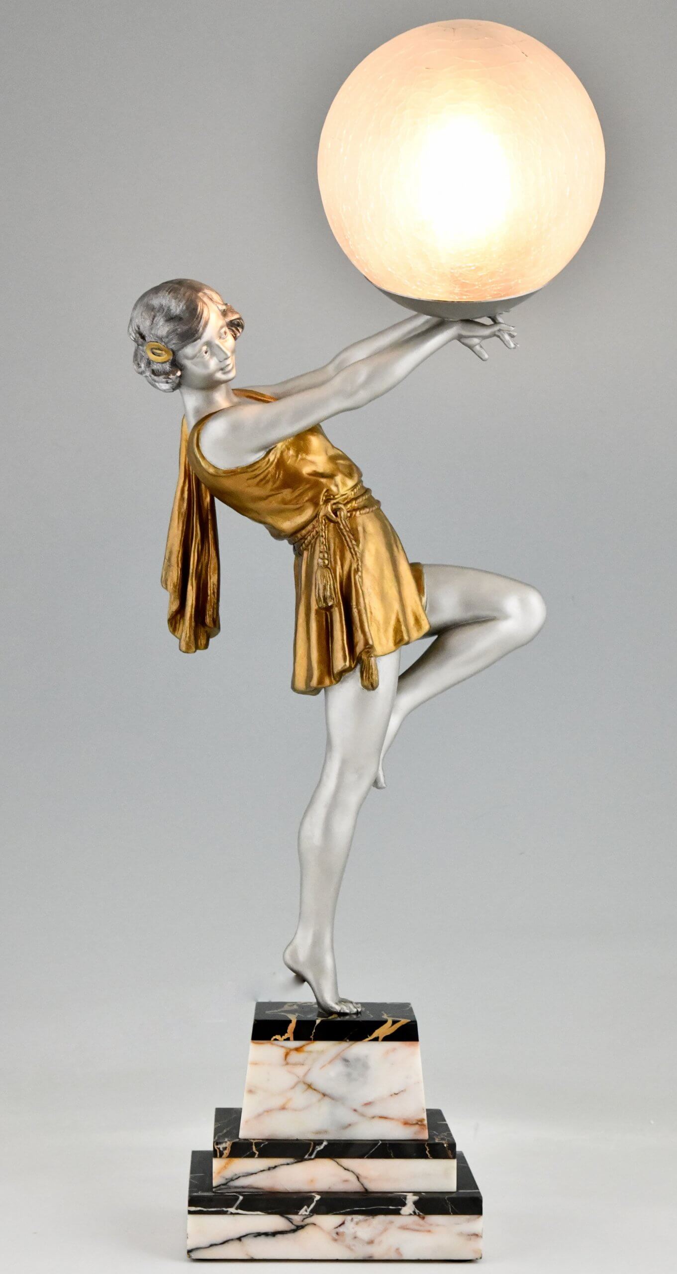 Art Deco lamp danseres met bal