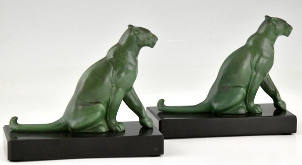 Art Deco Buchstützen sitzende Panther