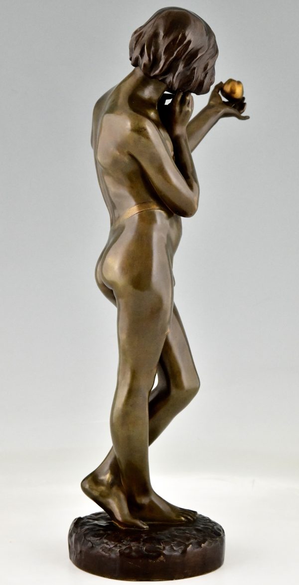 Art Nouveau bronzen sculptuur tienerjongen met appel