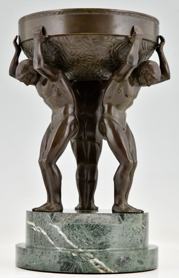 Art Deco milieu de table sculptural en bronze aux trois hommes