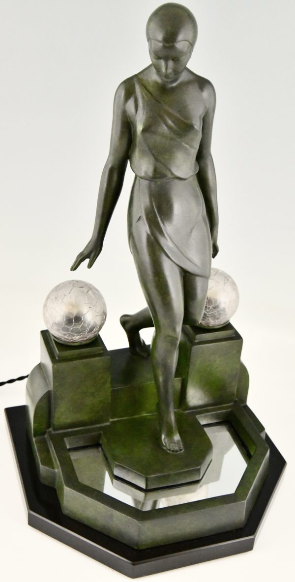 Art Deco lamp dame bij een fontein, Nausicaa. 