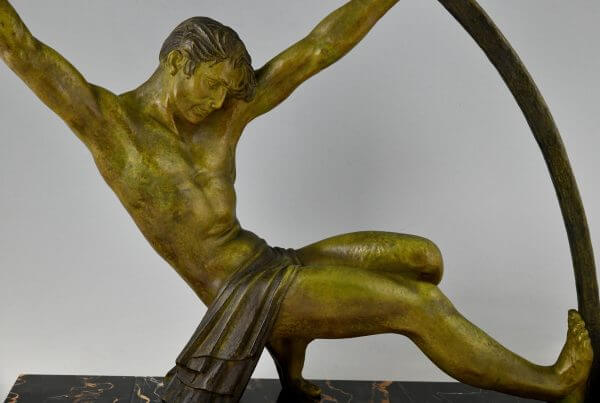 Art Deco sculpture athletic man bending a bar L’age du bronze