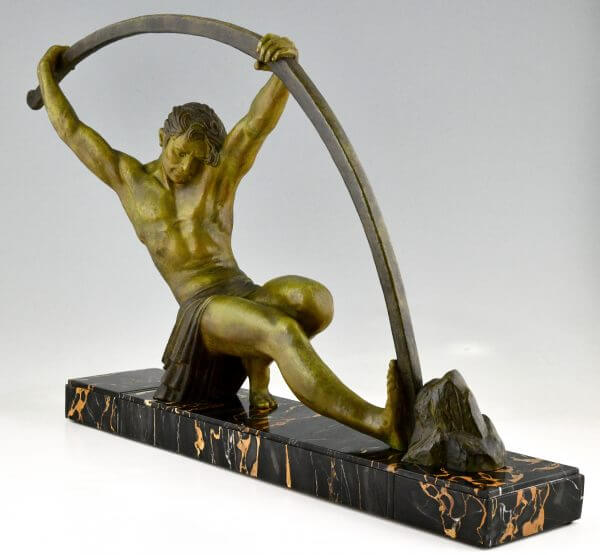 Art Deco sculpture athletic man bending a bar L’age du bronze