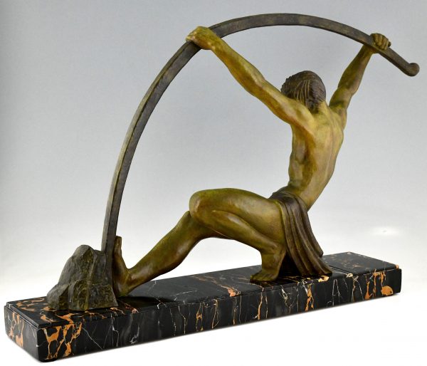 Art Deco sculpture athletic man bending a bar L’age du bronze