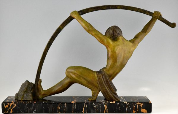 Art Deco sculpture athletic man bending a bar L’age du bronze